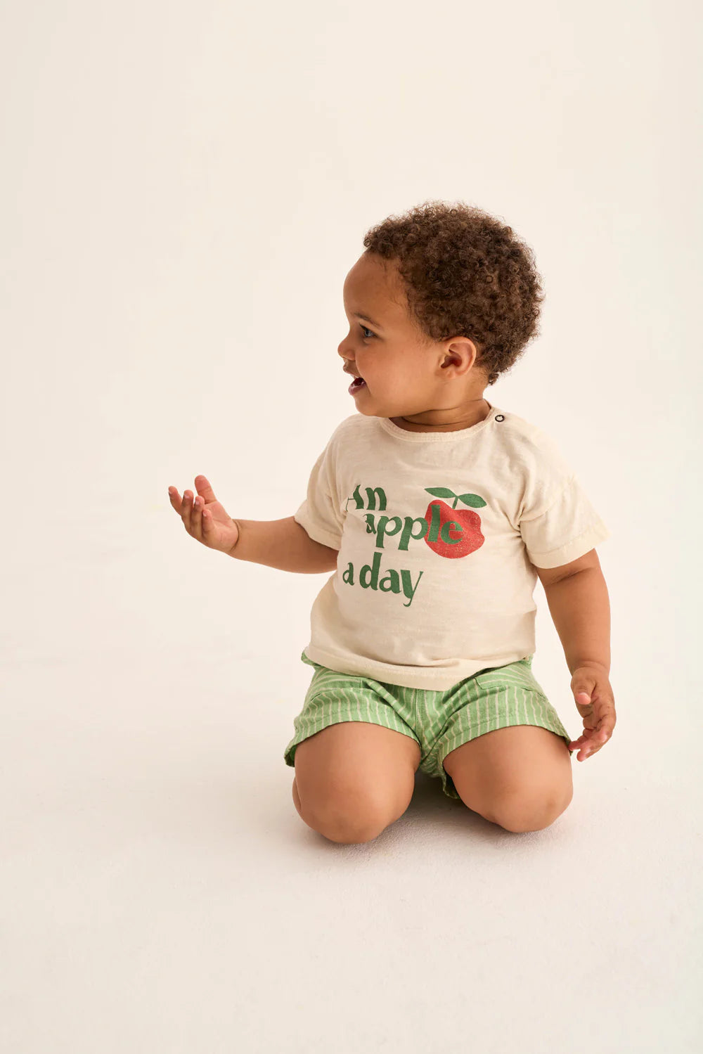 T-shirt BOB, panna con motivo mela e scritta an apple a day, 100% cotone organico, Cozmo