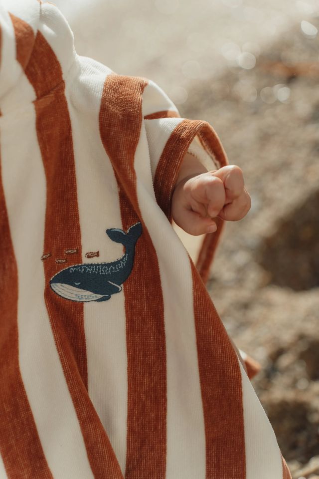 Poncho mare in spugna, a righe beige e cioccolato, Beach poncho, Little Dutch