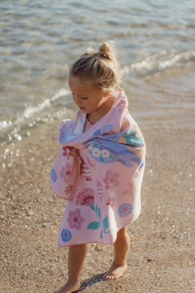 Telo mare in spugna, rosa fantasia sirene, 122 x 61 cm, Beach towel pink multicolor, Little Dutch