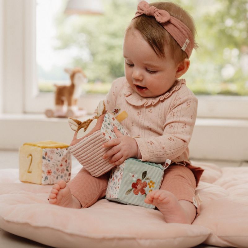 bimba che gioca con i 4 cubetti morbidi