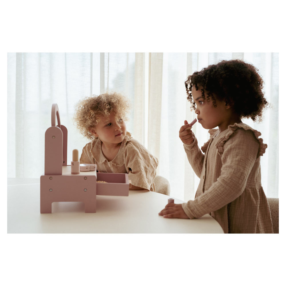 bimbe che giocano con dressing table