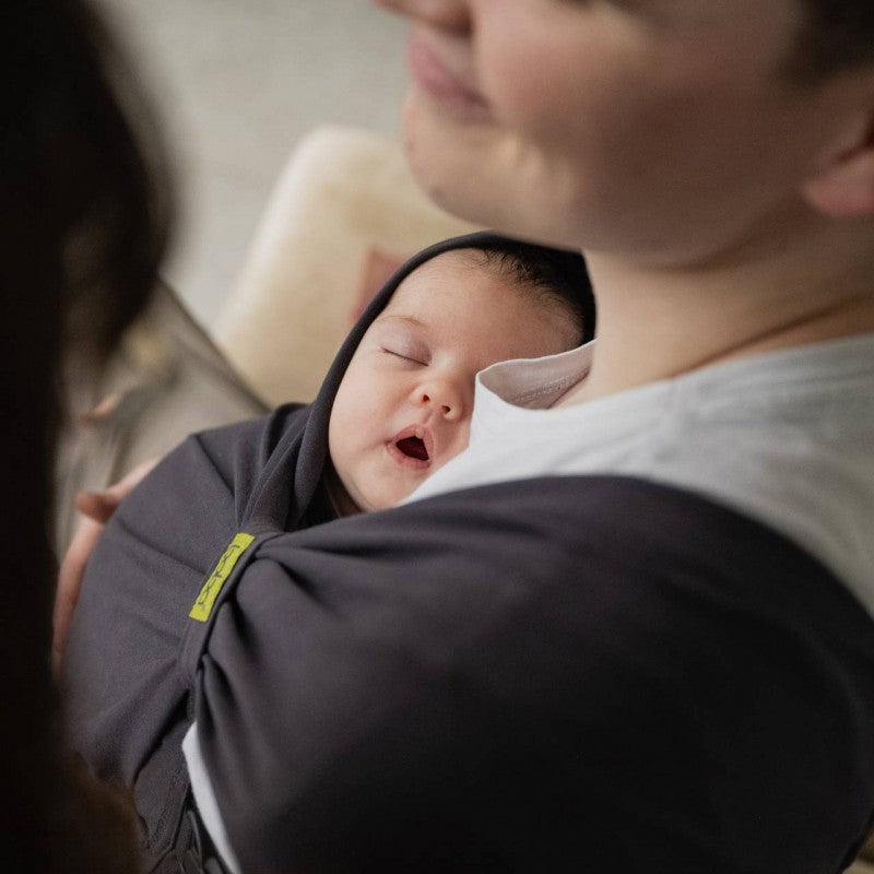 bimbo che dorma nel marsupio colore grigio scuro