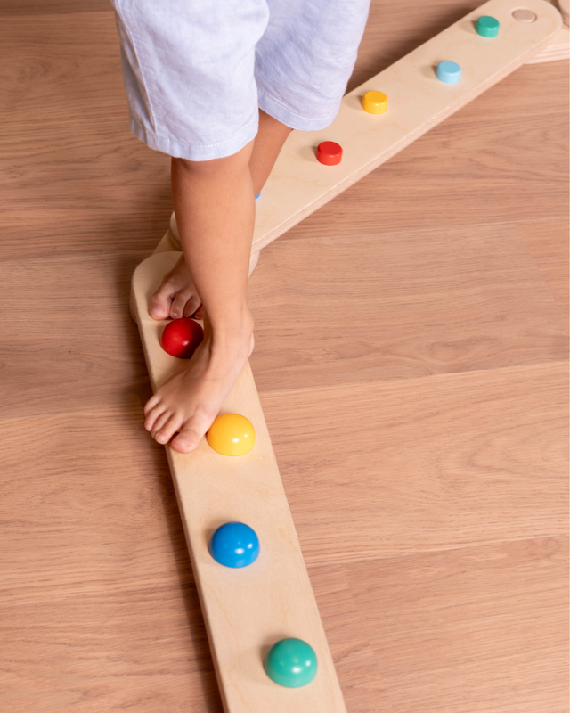 Percorso di equilibrio in legno Montessori, per bambini dai 2 anni.