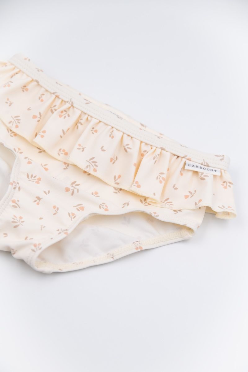 particolare del slip bimba con volant colore rosa chiaro e piccoli fiorellini