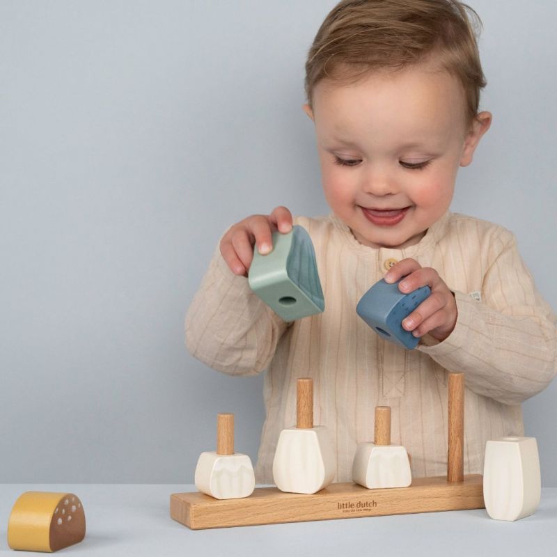 bambino che gioca con il puzzle