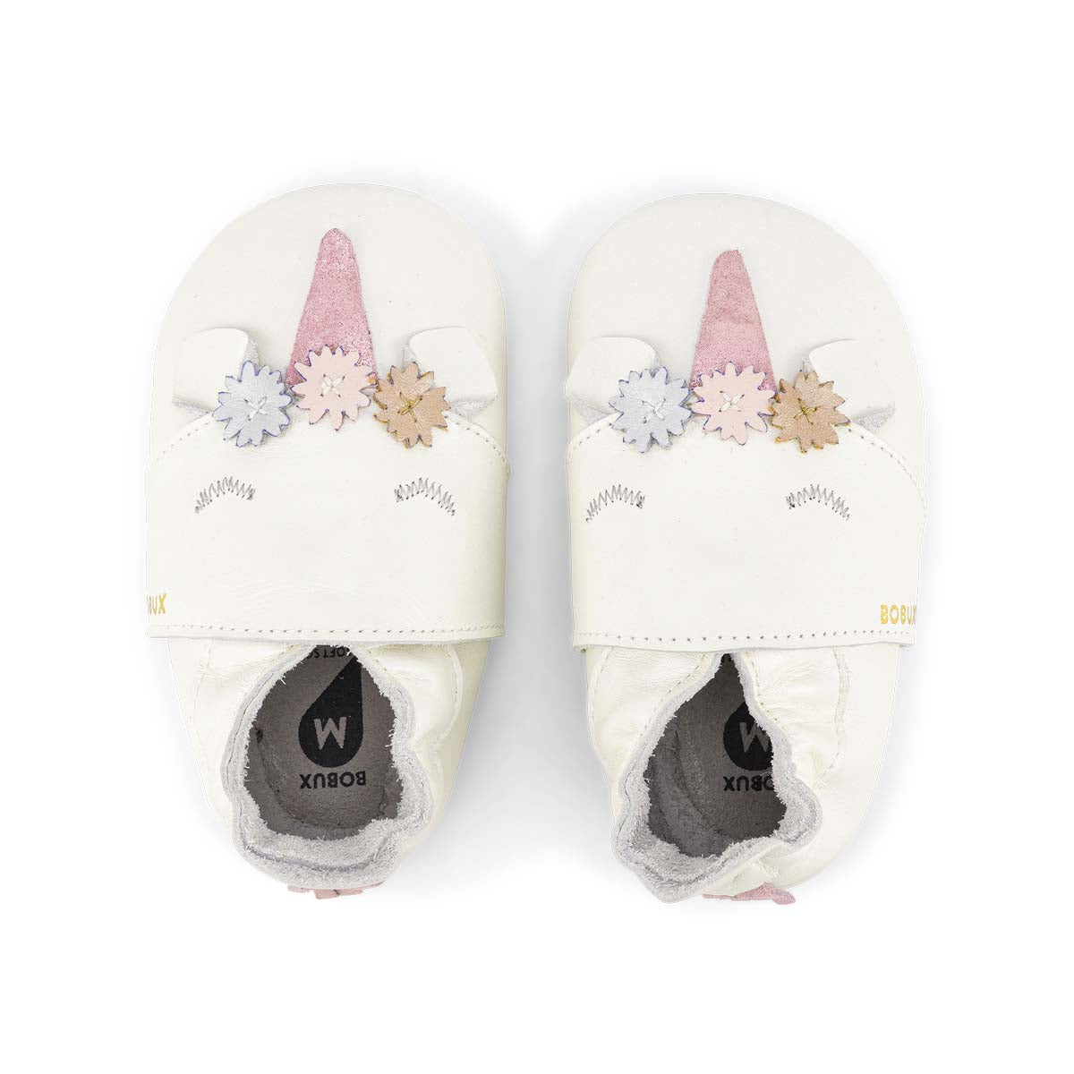 Bobux babbucce Soft Sole Unicorno color panna, corno rosa brillantinato. Tre fiorellini azzurro, rosa e oro sotto al corno.