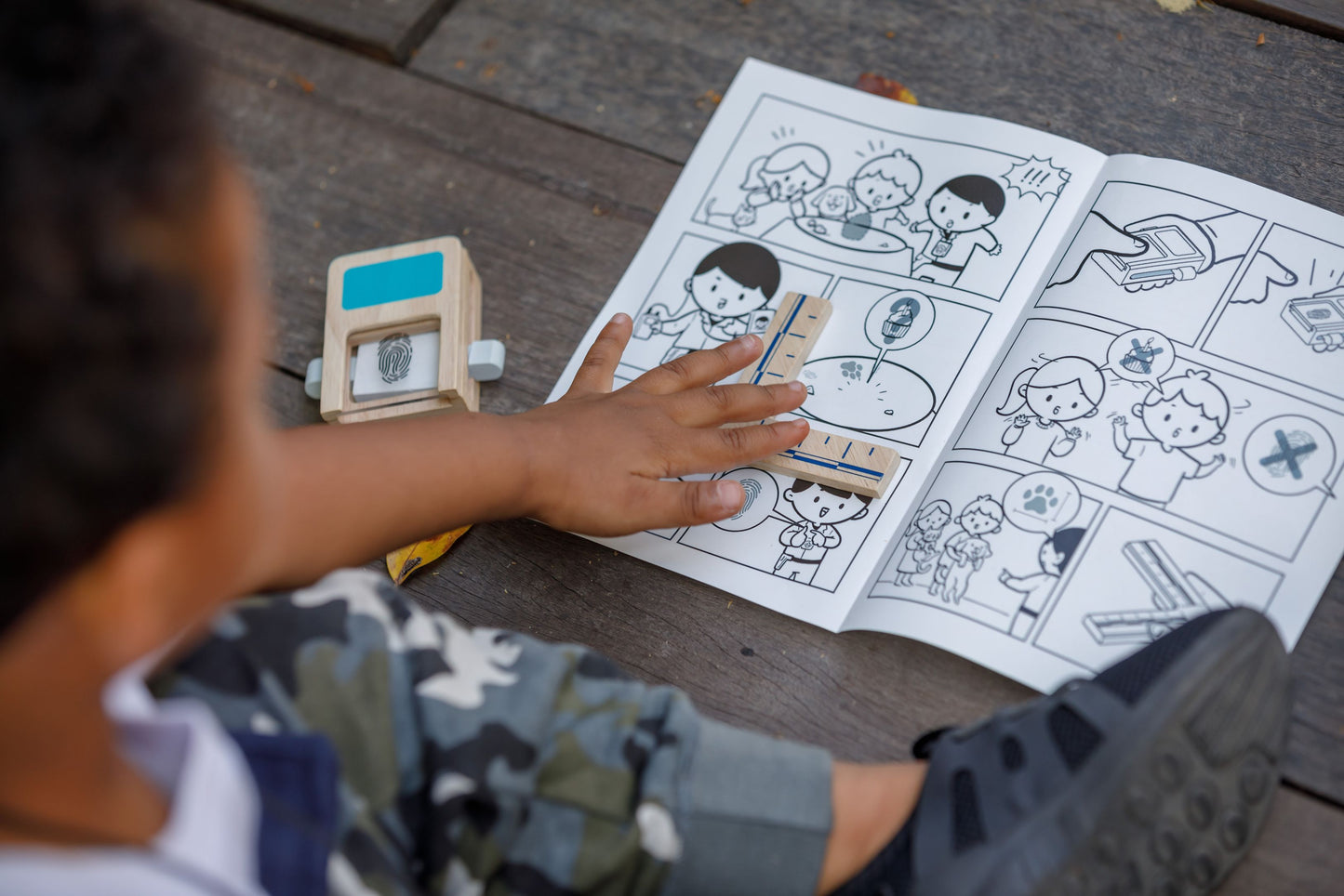 Set di gioco dell'agente segreto, Secret Agent Play Set, Plan Toys. Bambino che gioca con il set