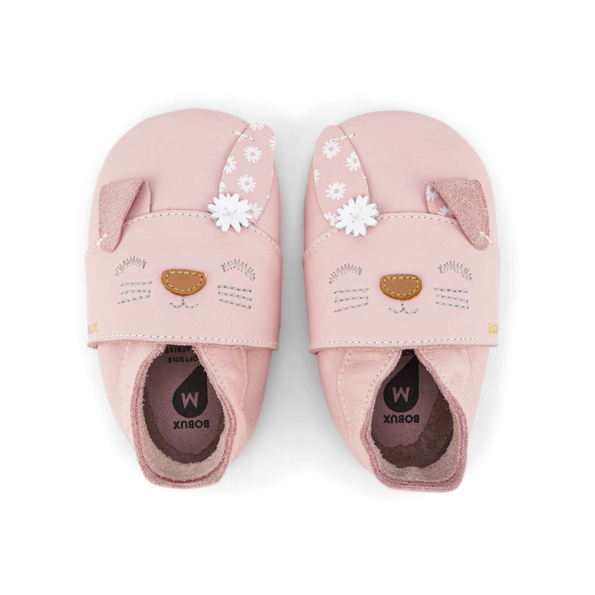 Bobux babbucce Soft Sole Coniglietta Flopsy Rosa. Scarpina rosa con coniglietta con un'orecchia piegata. Sull'altra orecchia ci sono margheritine