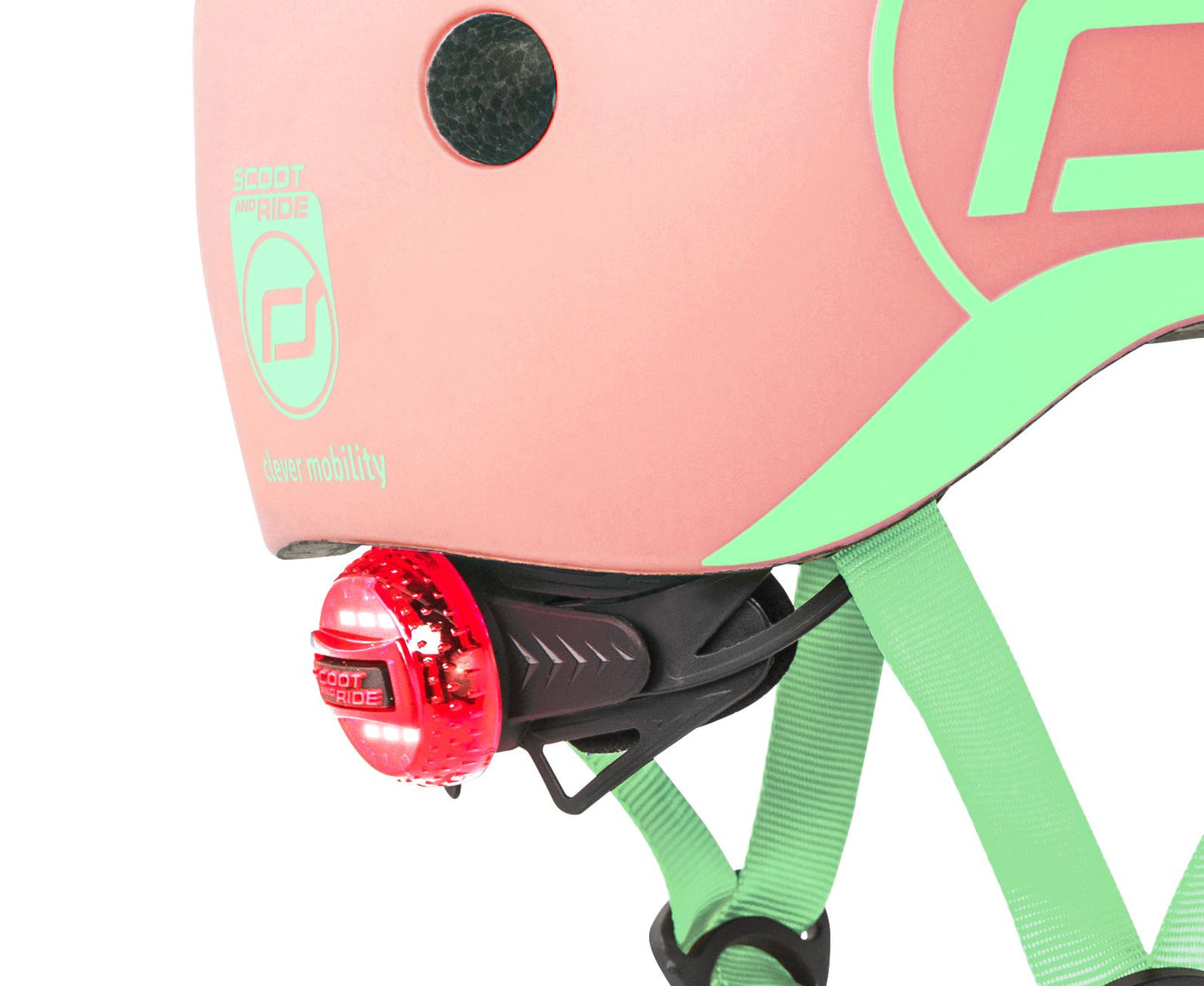 particolare del casco colore pesca con stringhe e inserti verdi