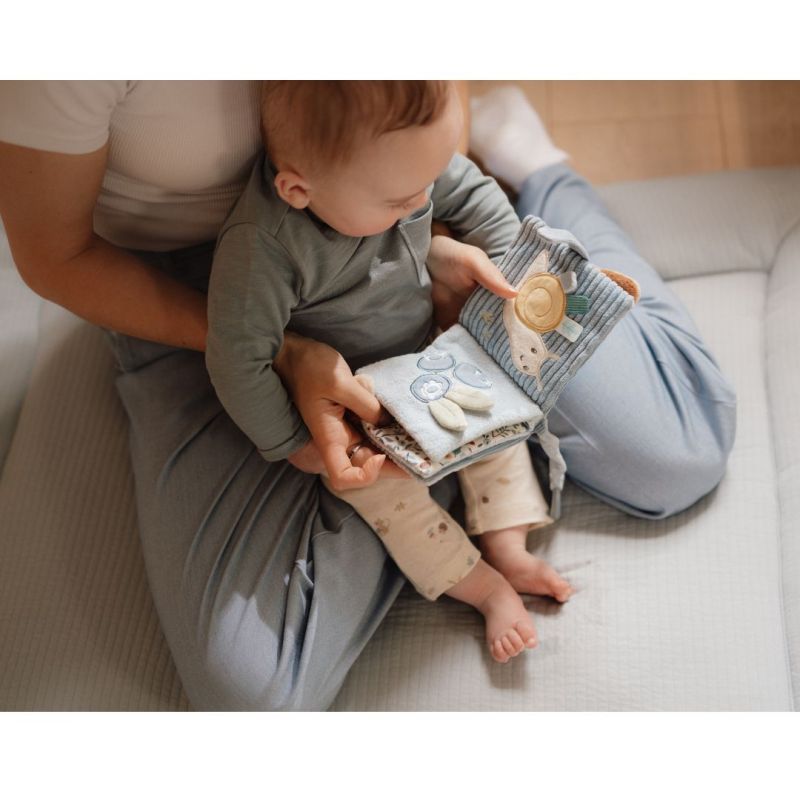 bimbo che gioca con libro morbido collezione forest friends