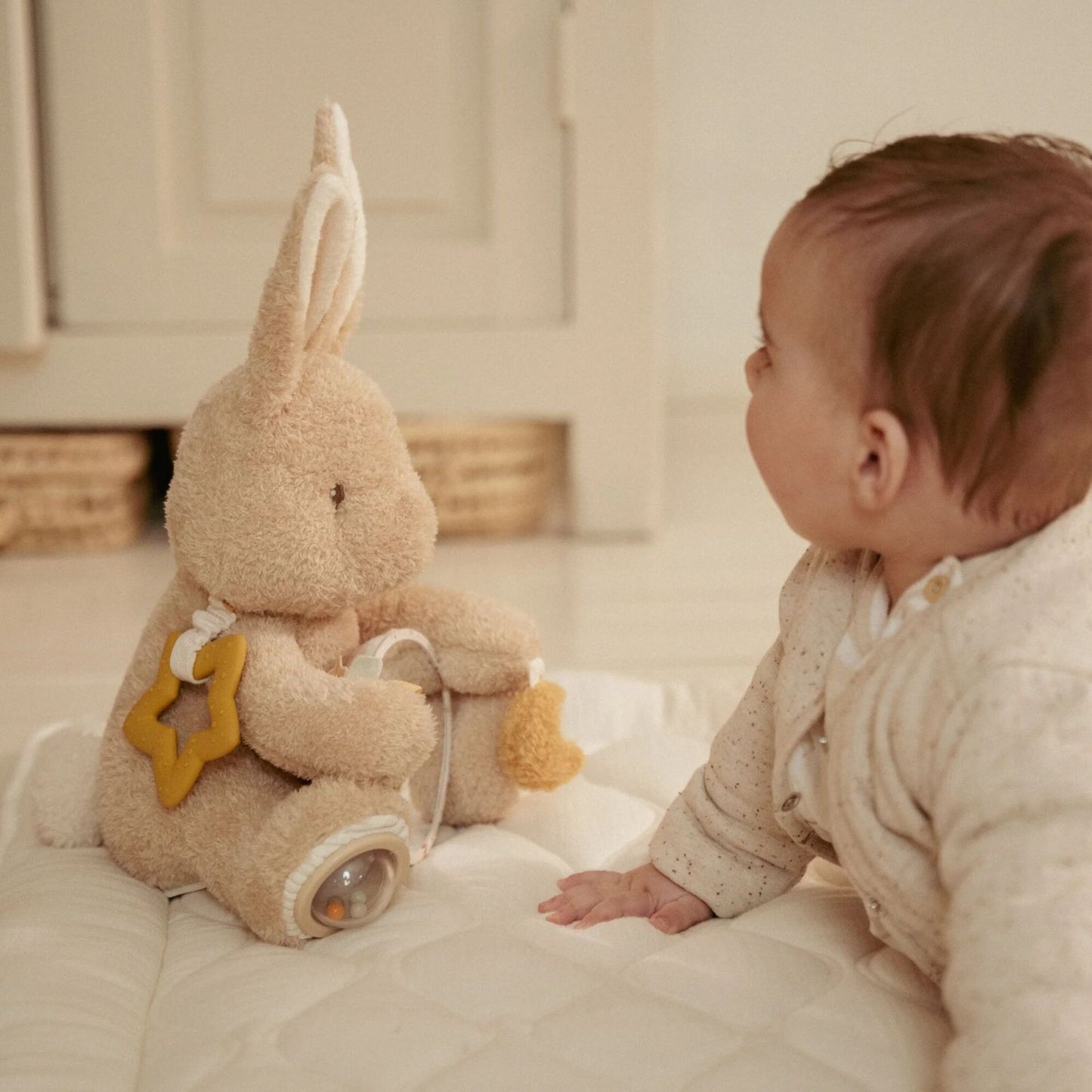 Gioco morbido peluche Coniglietto, activity Cuddle, Multiattività, Little Dutch