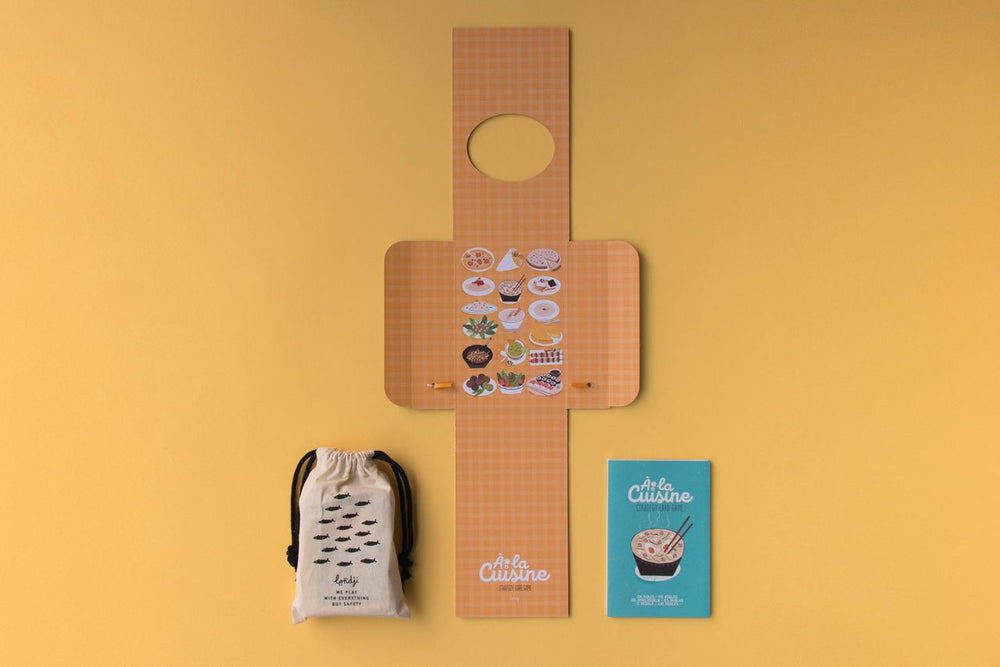 interno della scatola con sacchettino di stoffa per contenere le schede  per le ricette e le carte ingredienti