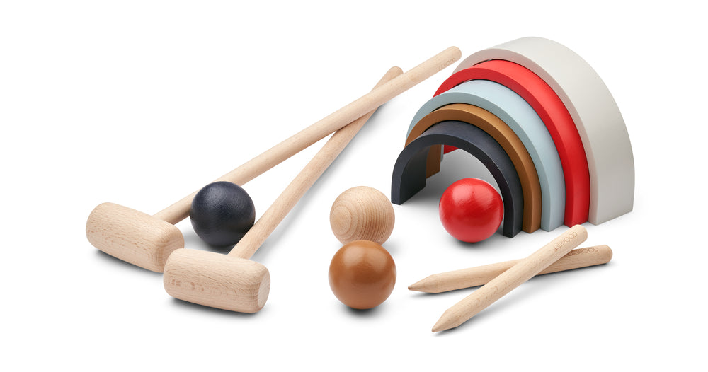 Gioco del Croquet, 100% legno di faggio, Liewood. Contiene: 2 mazze, 2 picchetti, 4 palline (nera, marrone, rossa e legno naturale) e 5 cerchi colorati (blu, marrone, azzurro, rosso e grigio)