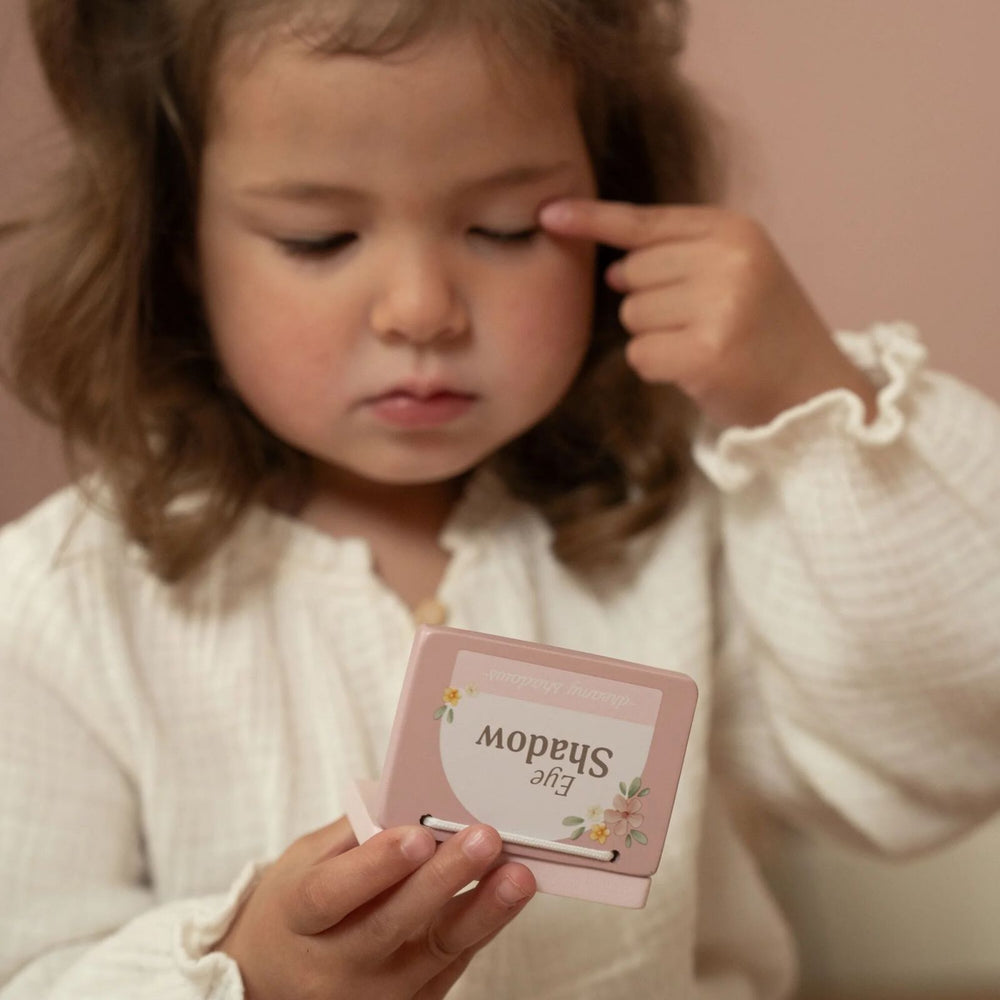 bimba che gioca a truccarsi