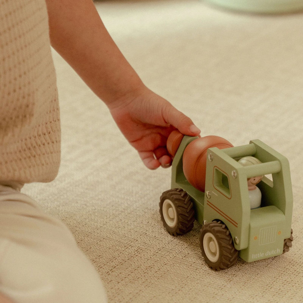 bimbo che spinge la betoniera