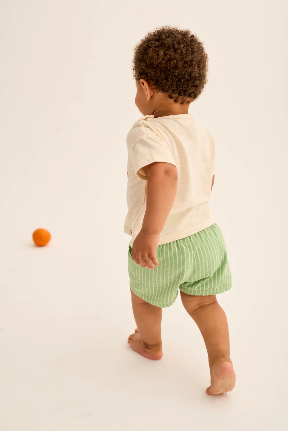 T-shirt BOB, panna con motivo mela e scritta an apple a day, 100% cotone organico, Cozmo
