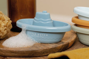 Barchette da bagno impilabili-stackable bath boats, Little Dutch. Vista della barchetta blu e sullo sfondo le altre tre barchette impilate tra loro (verde salvia, arancione e bianca)