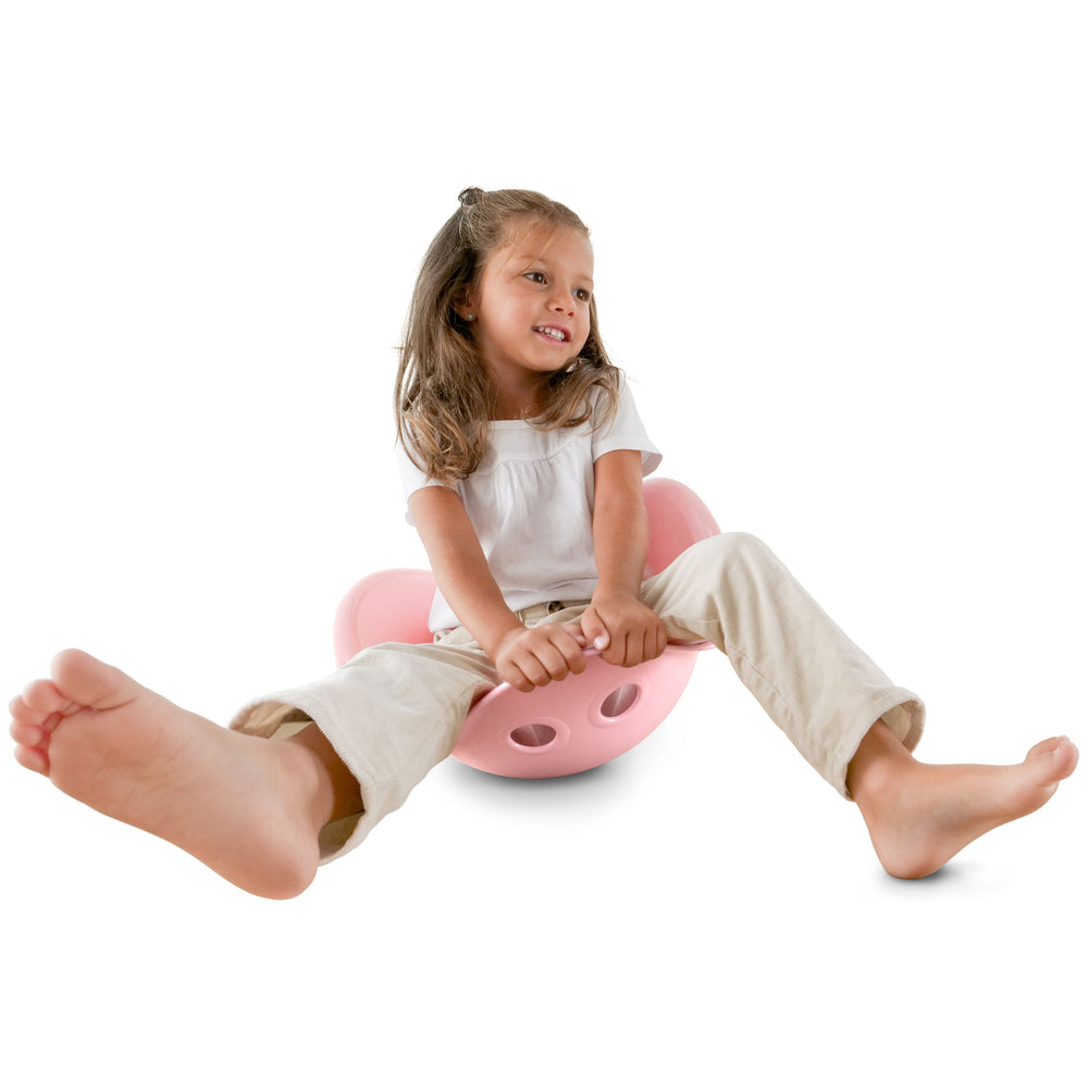 Bilibo-gioco innovativo e versatile, Moluk. In foto la versione rosa. Bambina seduta dentro al gioco