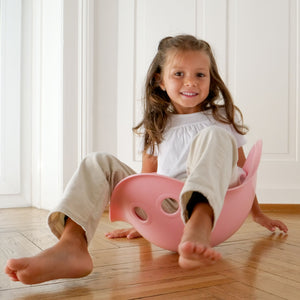 Bilibo-gioco innovativo e versatile, Moluk. In foto la versione rosa. Bambina seduta nel Bilibo e lo usa come guscio