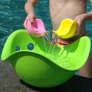 MINI Bilibo-gioco innovativo e versatile. In foto bambino che gioca con un Bilibo grande verde e in mano ha due Mini Bilibo con cui versa l'acqua nel Bilibo grande.