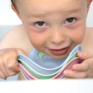 MINI Bilibo-gioco innovativo e versatile. In foto la Pastel Collection. Bambino che gioca nella vasca con i mini Bilibo