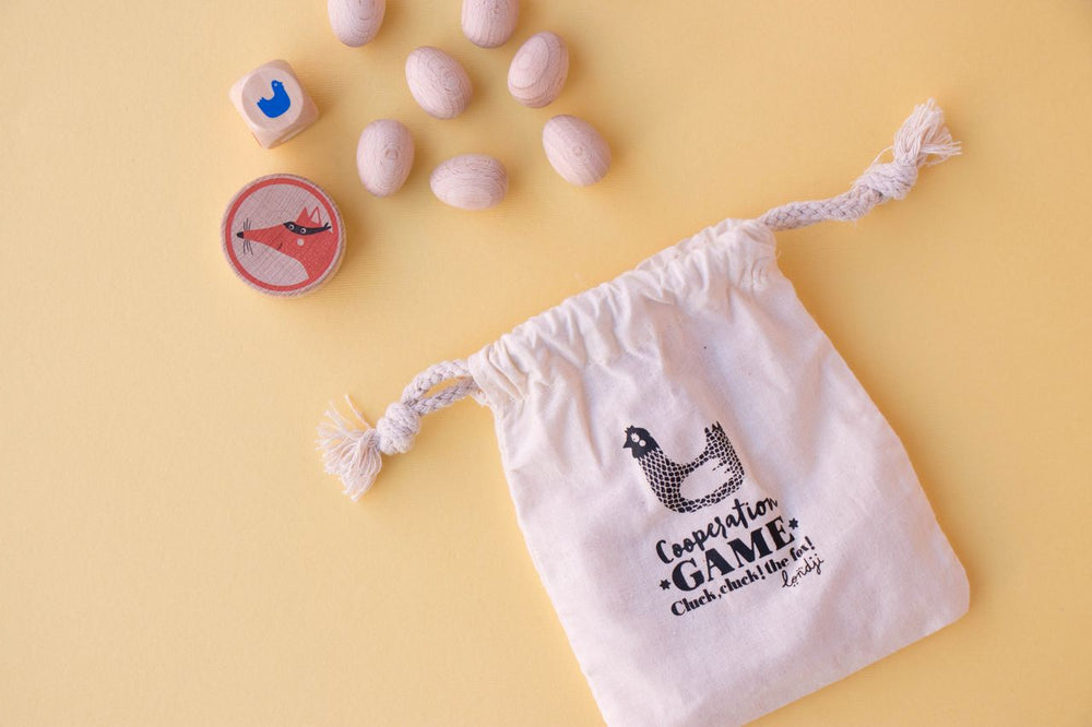 sacchetto di stoffa che contiene i pezzi del gioco cluck, cluck la volpe!