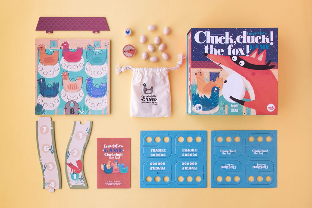 Scatola di cluck, cluck! la volpe con il suo contenuto per intero.  1 pollaio con 6 galline, 2 vialetti di entrata e scatole per le uova di cartone; 24 uova,1 dado una volpe di legno e un sacchettino di stoffa per contenere tutti i pezi