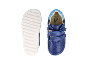vista della suola e della parte superiore della scarpa blu elettrico con forellini in punta e due strap e inserti azzurro chiaro