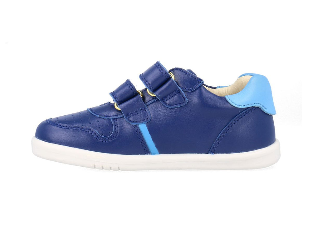 vista laterale della scarpa blu elettrico con forellini in punta e due strap e inserti azzurro chiaro