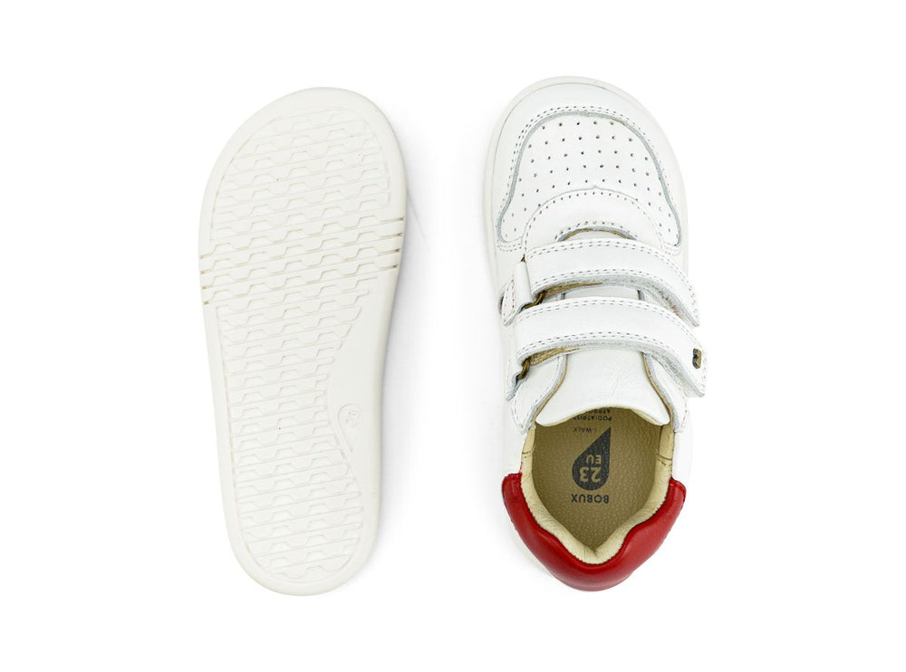 foto della suola e della parte superiore della scarpa bianca con forellini in punta e due strap, tallone e inserti rossi