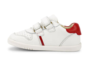 vista laterale della scarpa bianca con forellini in punta e due strap, tallone e inserti rossi