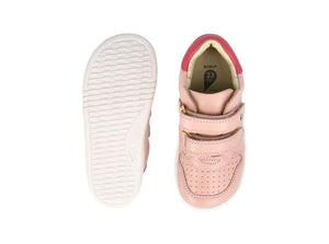 suola bianca e parte superiore della scarpa rosa chiaro con inserti rosa scuro, due strap e forellini in punta