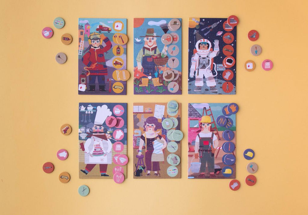 6 tabelloni con le varie professioni (pompiere, sarta, cuoco, contadino, operaio, astronauta) e 36 gettoni dei vari attrezzi da abbinare