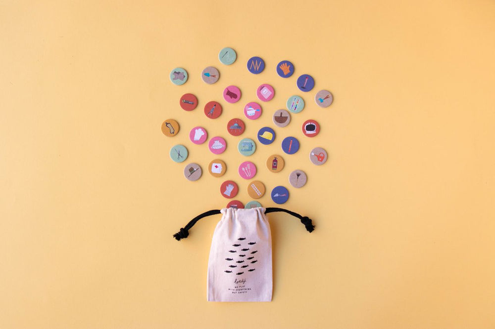 Sacchettino di stoffa che contiene i gettoni con le illustrazioni delle professioni