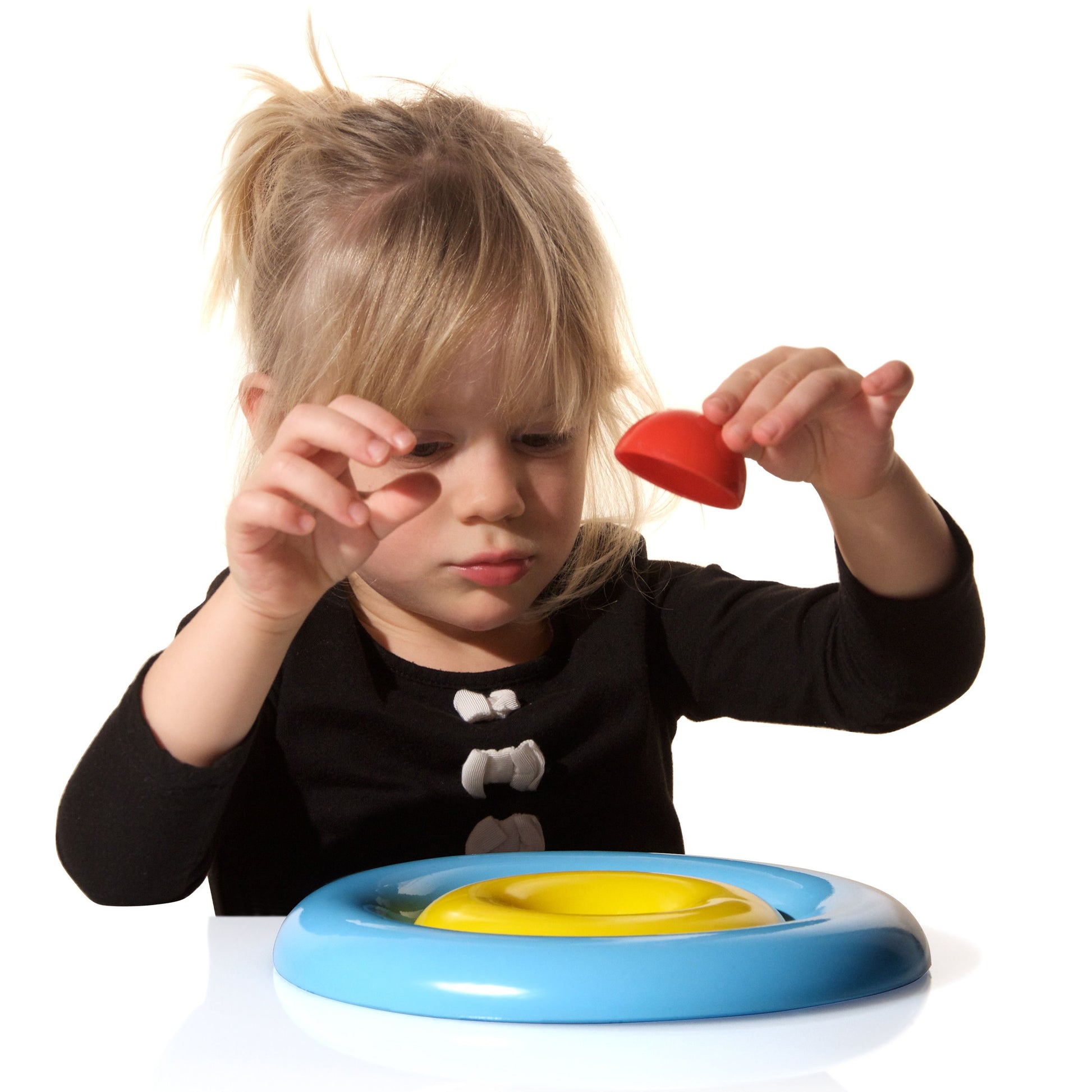 Nello 3 Pezzi - gioco innovativo e versatile da casa e da esterno, Moluk.  Bambina che gioca con Nello