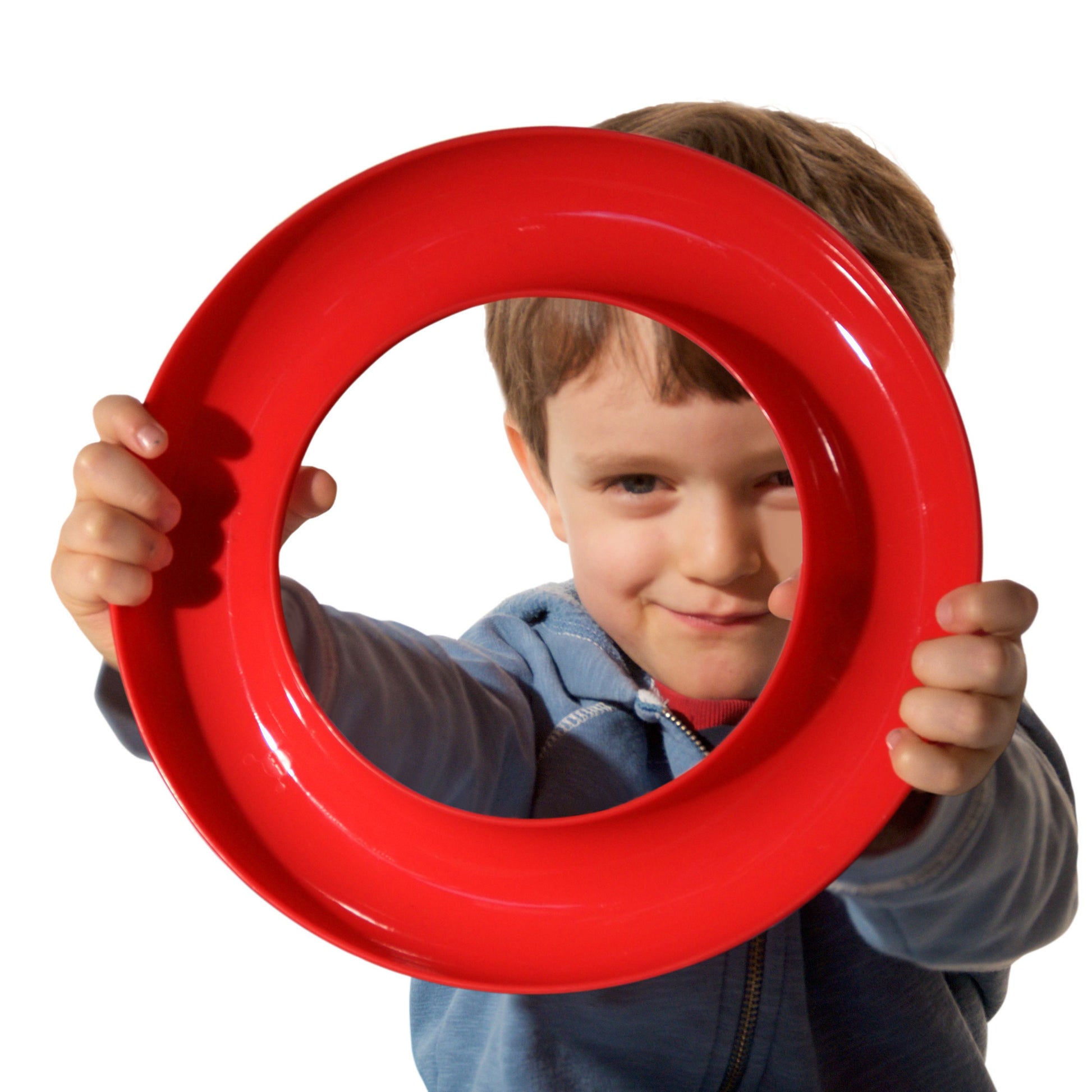 Nello 3 Pezzi - gioco innovativo e versatile da casa e da esterno, Moluk. In foto bambino che tiene l'anello più grande di Nello come se fosse un volante