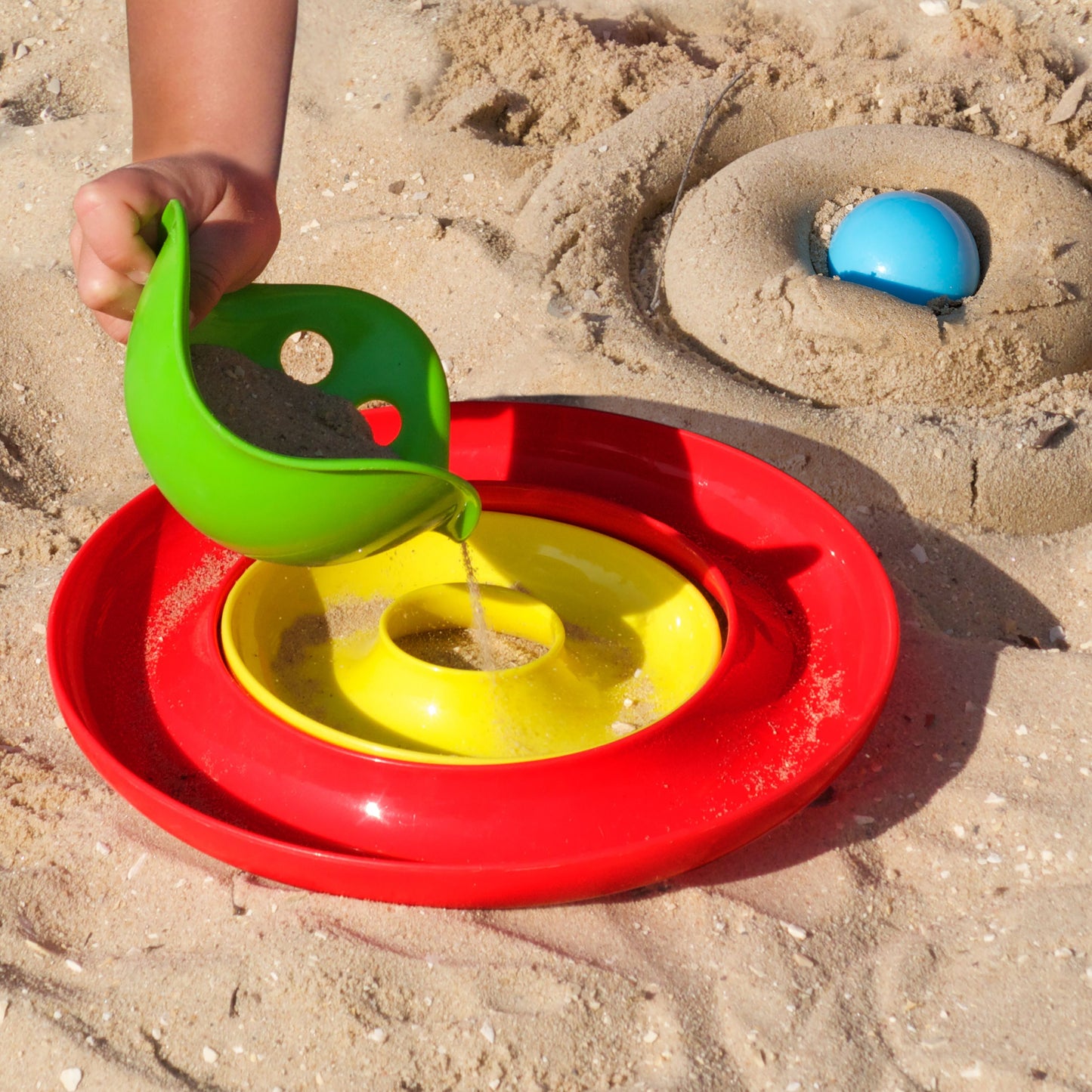 Nello 3 Pezzi - gioco innovativo e versatile da casa e da esterno, Moluk. In foto bambino che gioca con Nello sulla spiaggia 