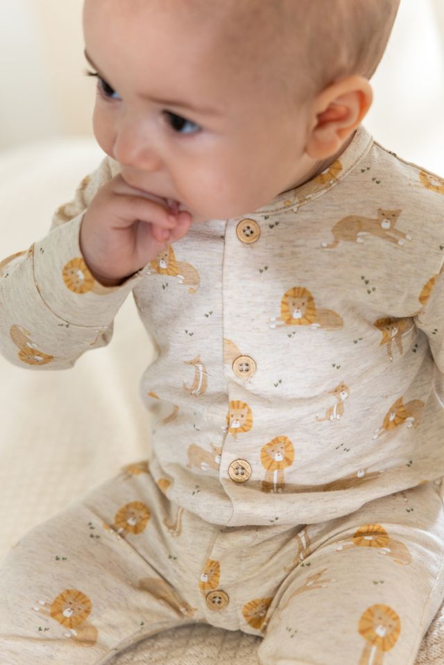 Pigiama a manica lunga One Piece Pijama Safari Lion, con chiusura a bottoni, Little Dutch