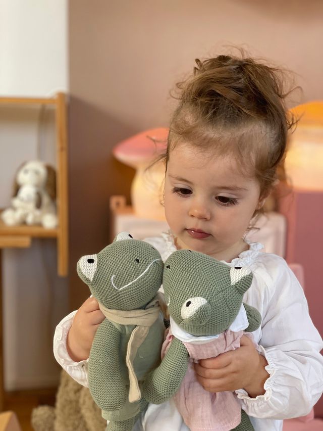 Bimba che gioca con ranocchia paulette e rana jeremy