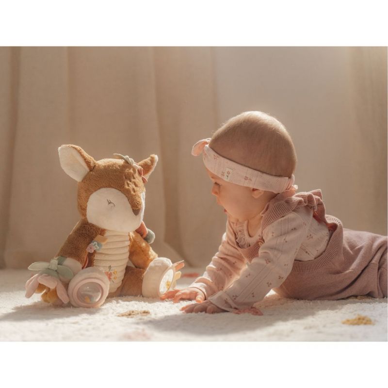 bimba sul tappeto che gioca con cerbiatto multiattività