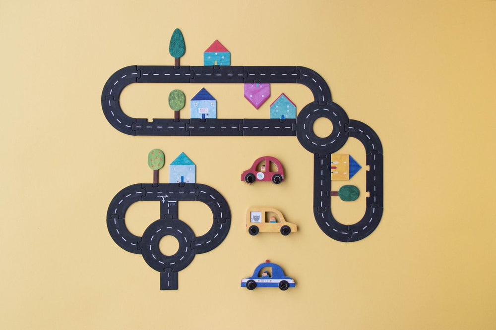 Esempio di circuito con 3 macchinine case e alberelli