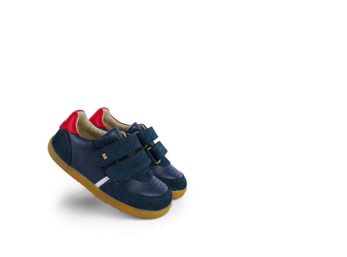 vista coppia della scarpa in pelle blu con inserti rossi, suola marrone e doppio strap