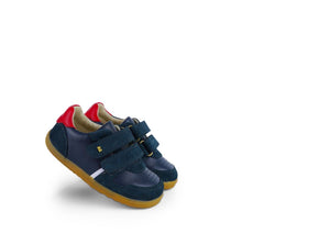 vista coppia della scarpa in pelle blu con inserti rossi, suola marrone e doppio strap
