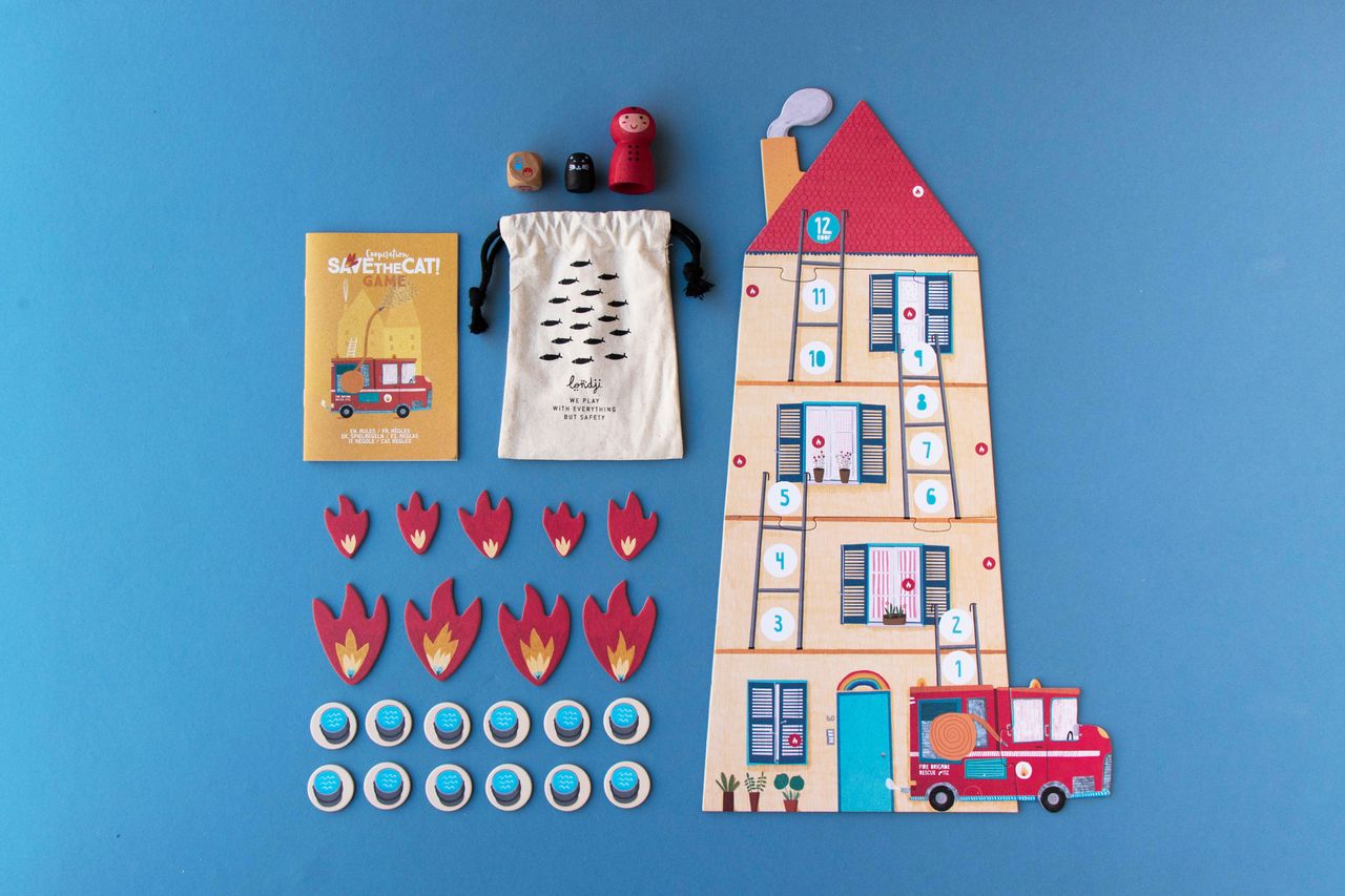 Contenuto per intero del gioco save the cat. 1 tabellone a forma di edificio libretto di istruzioni 9 gettoni a forma di fuoco e 12 a forma di secchi d'acqua 1 pompiere di legno 1 gatto di legno 1 dado e un sacchettino per contenere tutto