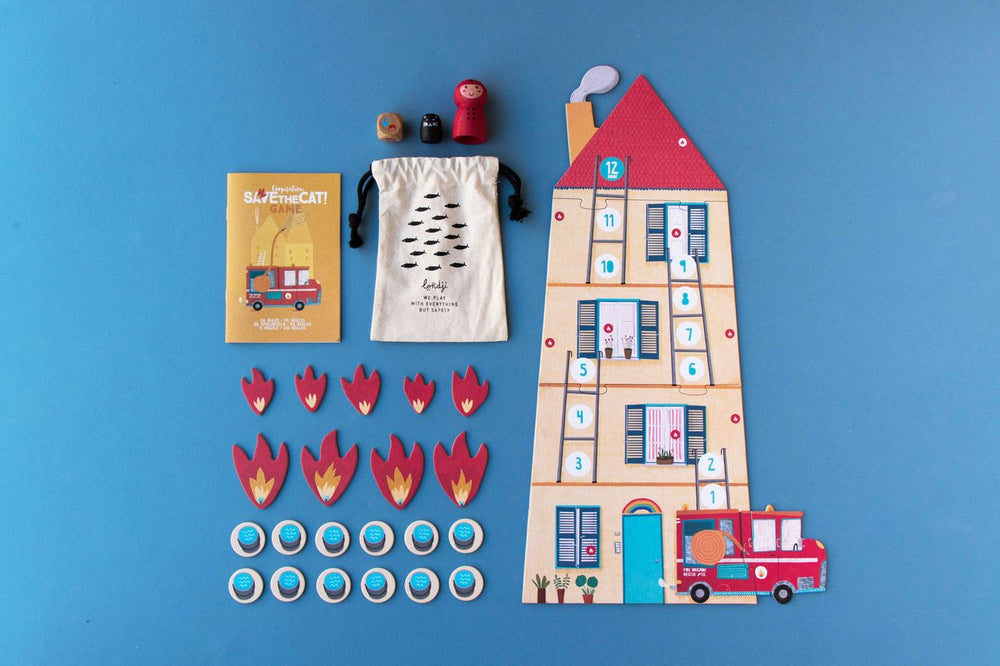 Contenuto per intero del gioco save the cat. 1 tabellone a forma di edificio libretto di istruzioni 9 gettoni a forma di fuoco e 12 a forma di secchi d'acqua 1 pompiere di legno 1 gatto di legno 1 dado e un sacchettino per contenere tutto