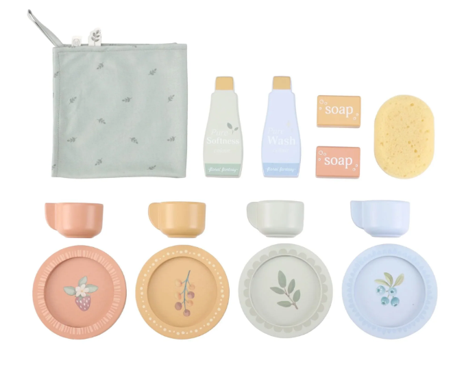 oggetti inclusi nella lavatrice: panno, detersivi, saponi, tazze e piattini