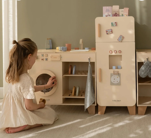 bimba che gioca con la lavatrice