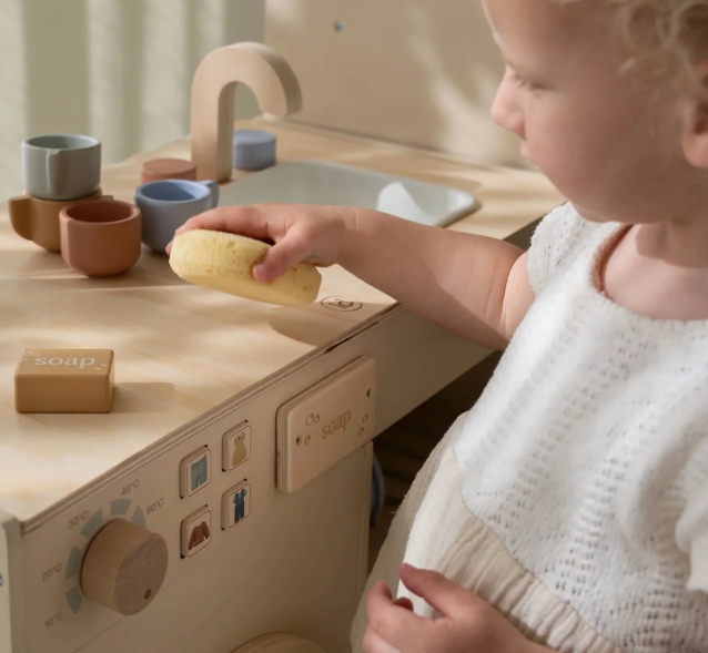 bimba che gioca con la lavatrice