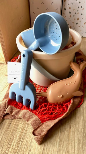 Set giochi spiaggia Monneka in variante BEIGE con borsina in rete rossa Liewood. 