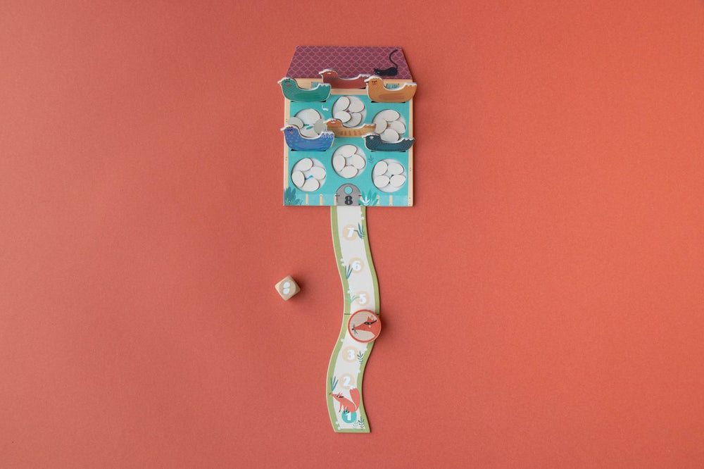 Pollaio con sentiero di carta , galline e uova di carta. segnalino a forma di volpe e dado di legno